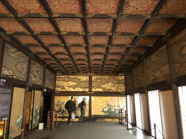          니조조 성 니노마루 궁 안에 그려 놓은 벽화입니다. 천장에서 벽이 모두 그림입니다.
