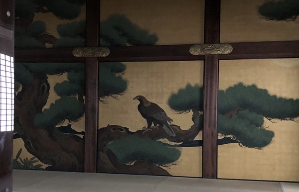          니조조 성 니노마루 방 안에 있는 벽화 그림입니다. 소나무에 앉은 매가 돋보입니다. 