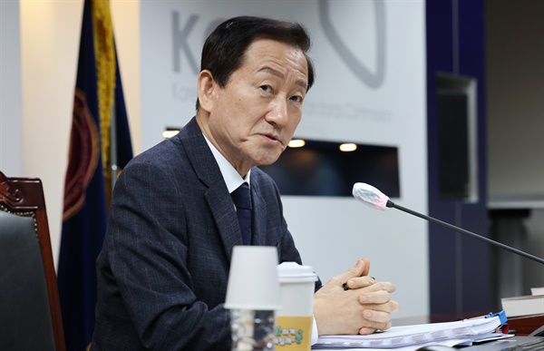 류희림 방송통신심의위원장이 8일 오후 서울시 목동 한국방송회관에서 열린 2024년 제1차 전체 회의에서 발언하고 있다.