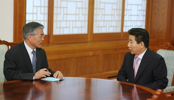 2007년 5월 3일 노무현 대통령이 청와대 집무실에서 문재인 비서실장과 정국 현안을 논의하고 있다.