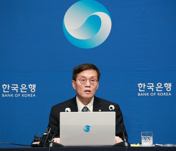 이창용 한국은행 총재가 11일 오전 서울 중구 한국은행에서 열린 통화정책방향 기자간담회에서 발언하고 있다.
