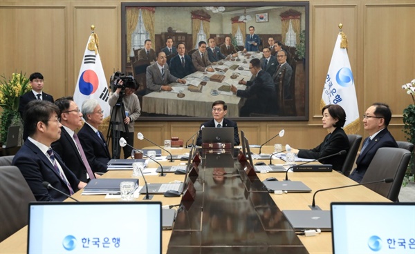 이창용 한국은행 총재가 11일 오전 서울 중구 한국은행에서 열린 금융통화위원회 본회의에서 회의를 주재하고 있다.