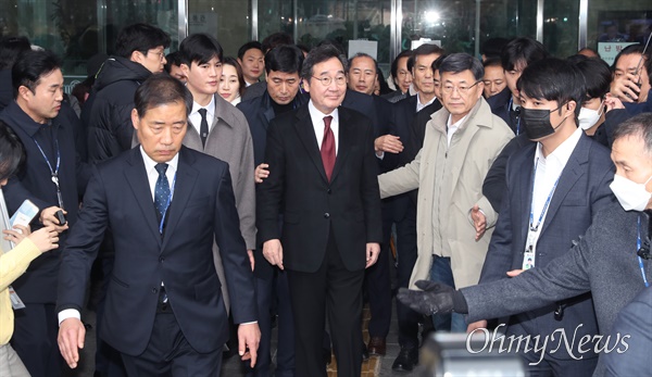 이낙연 전 더불어민주당 대표가 11일 서울 여의도 국회 소통관에서 탈당 선언을 한 뒤 회견장을 나서고 있다.
