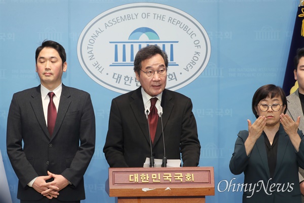 이낙연 전 더불어민주당 대표가 11일 서울 여의도 국회 소통관에서 탈당 기자회견을 하고 있다.