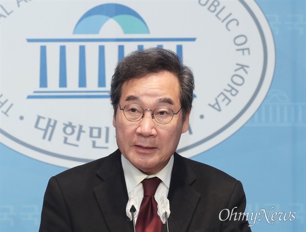 이낙연 전 더불어민주당 대표가 11일 서울 여의도 국회 소통관에서 탈당 기자회견을 하고 있다.