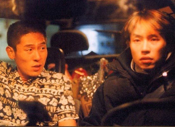  '천만 감독' 류승완(오른쪽)은 <오아시스>에서 설경구의 동생 역으로 출연했다.