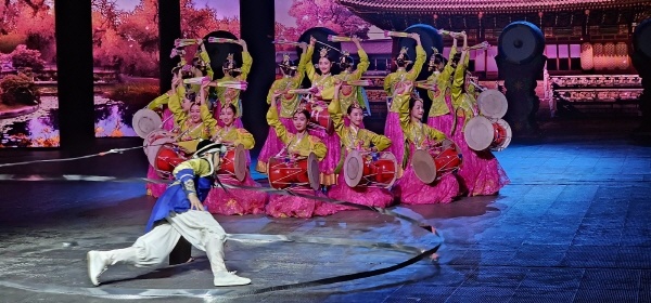 송성의 장구춤 공연은 매우 부적절하고 악의적인 문화공정의 냄새를 풍긴다.