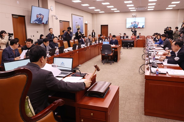 산업통상자원중소벤처기업위원회 전체회의가 지난 2023년 12월 14일 국회에서 열리고 있다.