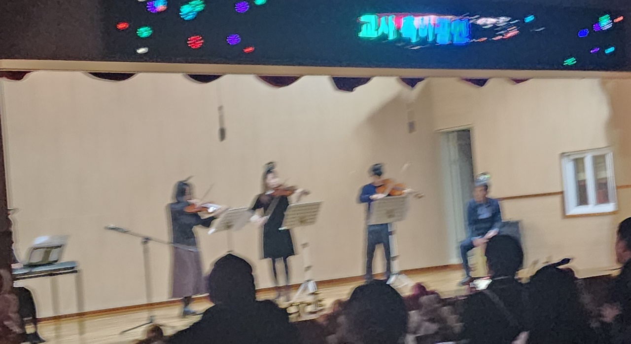 선생님들의 악기 연주로 따뜻한 졸업식이 되었다.