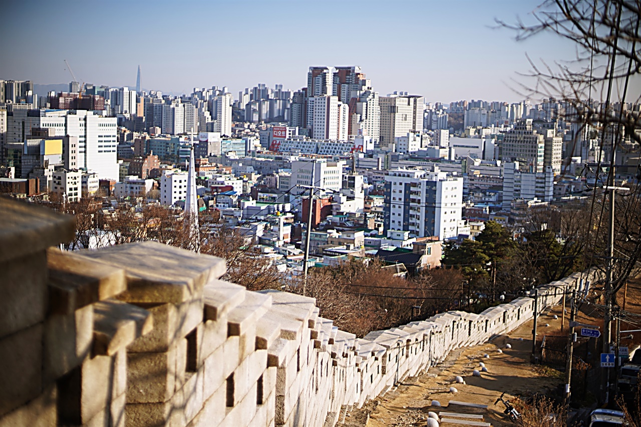 낙산 공곽길과 서울시내 풍경