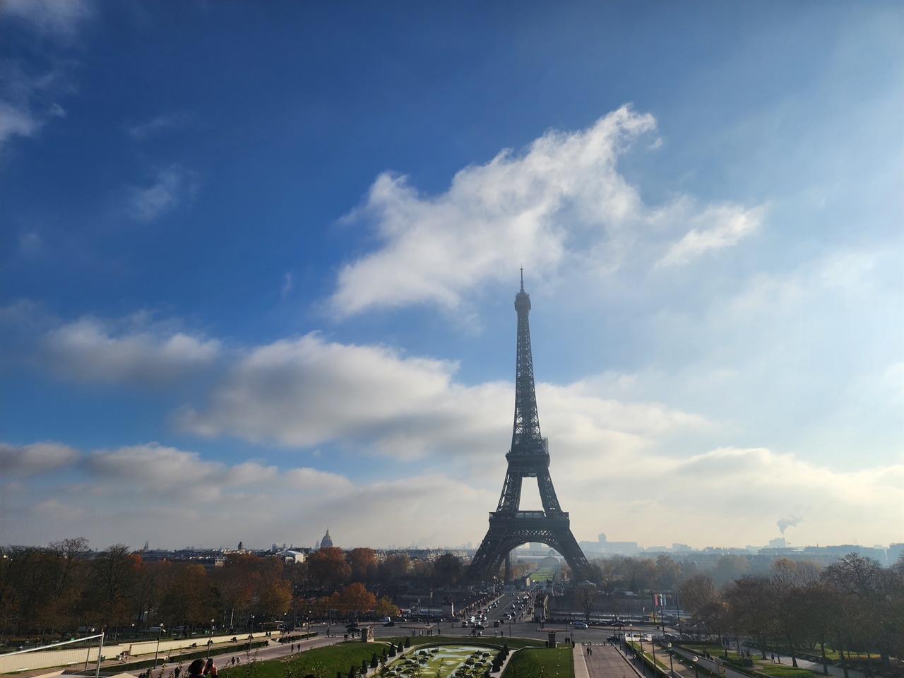 파리의 상징으로 높이가 300m이다.(1889년, 귀스타프 에펠)