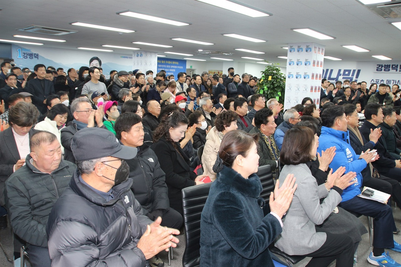 더불어민주당 하남시 강병덕 국회의원 예비후보가 13일 자신의 국회의원 선거사무소 개소식을 개최했다.