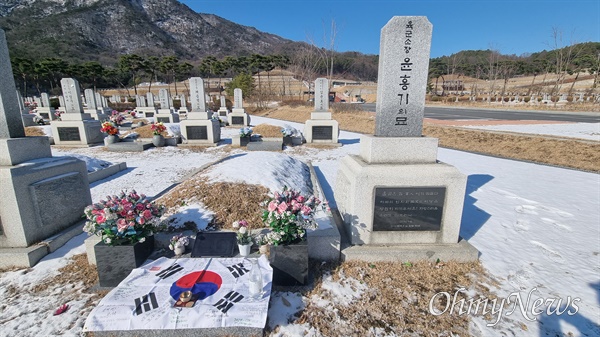 장군2묘역 윤흥기 장군 묘. 바로 뒤에 12.12 반란에 참여했던 김윤호 장군의 묘가 있다.