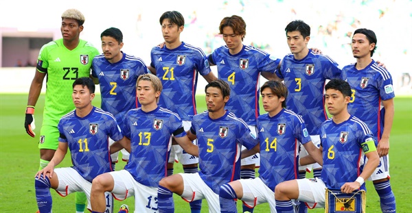  14일 카타르 도하 앗수마마 스타디움에서 열린 2023 아시아축구연맹(AFC) 아시안컵 조별리그 D조 일본과 베트남의 경기 시작에 앞서 일본 선수들이 팀포토를 찍고 있다.