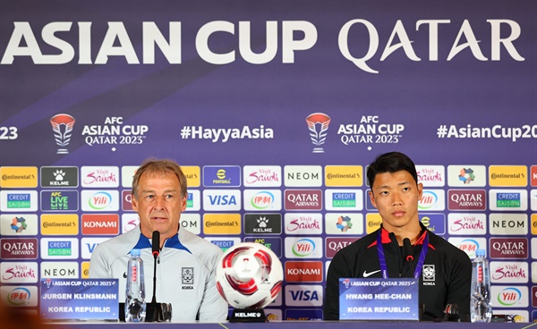   대한민국 축구 대표팀 위르겐 클린스만 감독과 황희찬이 2023 아시안컵 바레인과의 경기를 하루 앞둔 14일(현지시간) 오후 카타르 도하 메인미디어센터(MMC)에서 공식 기자회견을 하고 있다.