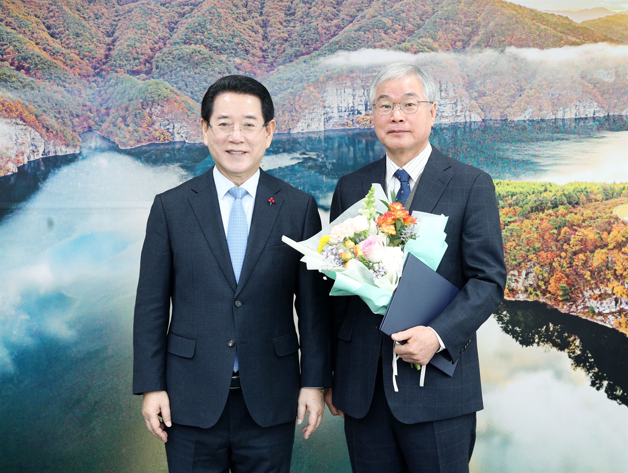 김영록 전남지사와 홍영기(오른쪽) 한국학호남진흥원 신임 원장