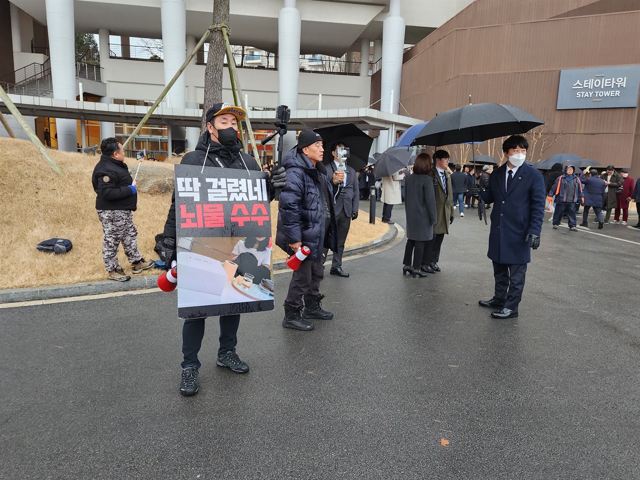 이날 행사장 밖에서는 일부 시민들이 "김건희 특검 거부에 대해 한동훈 비대위원장이 입장을 밝혀야 한다"며 시위를 벌였다.  