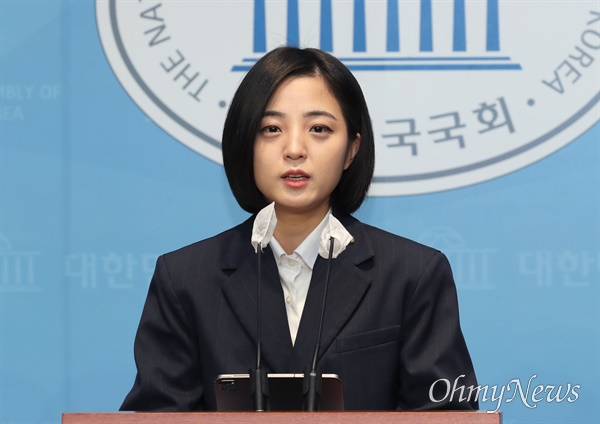 류호정 정의당 의원이 15일 서울 여의도 국회 소통관에서 탈당 기자회견을 하고 있다.