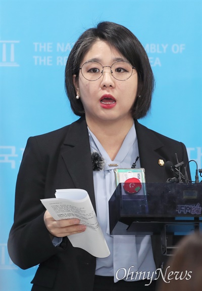 용혜인 기본소득당 의원이 15일 서울 여의도 국회 소통관에서 개혁연합신당 관련 기자회견을 하고 있다.