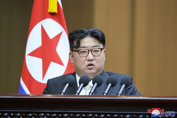 지난 15일 평양 만수대의사당에서 최고인민회의 제14기 제10차 회의에서 연설을 하고 있는. 김정은 북한 국무위원장.