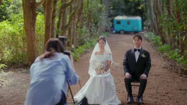  드라마 '웰컴투 삼달리'에서 삼달(신혜선 분)이 풍경 사진 대신 신혼부부의 웨딩 스냅사진을 대신 찍어주는 모습 