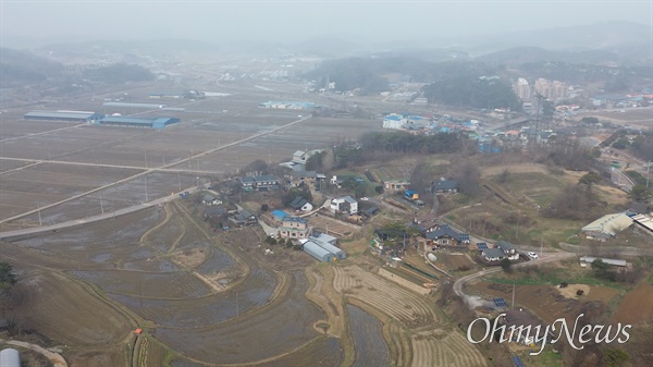 충남 홍성군 홍동면에 있는 하승수 변호사의 집 앞의 논. 풀무학교는 이곳에서 우렁이 농법으로 친환경농사를 짓는다.