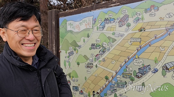 하승수 변호사가 충남 홍성군 홍동면에 있는 '농본' 사무실 앞에서 자기 마을을 소개하고 있다.