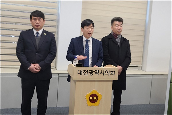 더불어민주당 강철승(가운데) 대전  중구청장 재선거 예비후보가 16일 대전시의회에서 공약을 발표하고 있다.