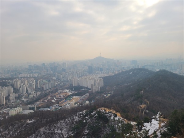 안산에서 내려다보이는 서울의 모습. 멀리 남산타워가 보인다.
