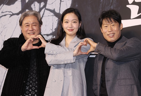   배우 최민식(왼쪽부터), 김고은, 유해진이 17일 오전 서울 중구 플라자호텔에서 열린 영화 '파묘' 제작발표회에서 포즈를 취하고 있다. 