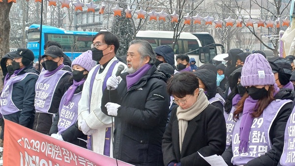 1월 17일 이태원 참사 유가족들이 '10.29 이태원 참사 특별법의 신속한 공포와 독립적 조사기구 설립'을 염원하며 침묵의 영정 행진을 벌이기 전 기자회견을 하는 모습. 이정민 10.29 이태원참사 유가족협의회 운영위원장이 마이크를 잡고 발언하고 있다. 