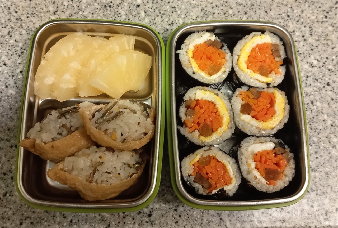 당근을 듬뿍 넣은 김밥과 멸치 유부초밥 도시락