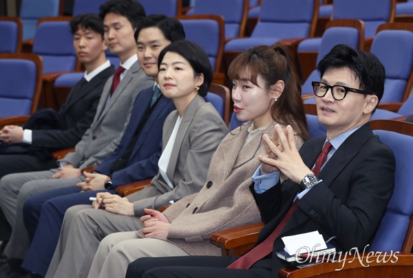 한동훈 국민의힘 비상대책위원장이 18일 서울 여의도 국회에서 열린 의원총회에 비대위원들과 함께 참석해 있다.