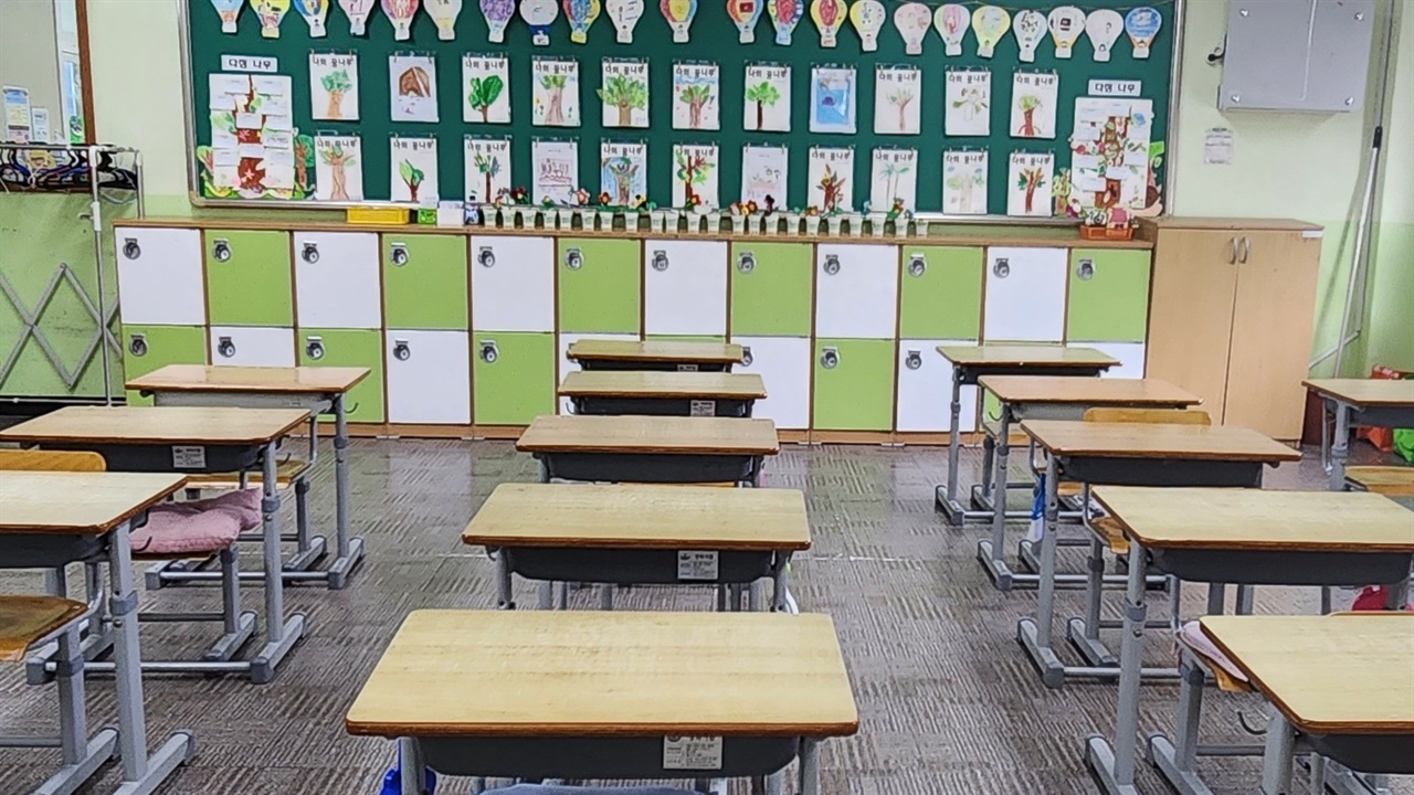 요즘 초등학교는 1인 책상을 사용한다. 책상 옆에 가방을 걸 수 있는 고리가 있다.