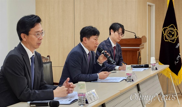 광주지방변호사회는 18일 오전 광주광역시 동구 변호사회관 대회의실에서 ‘2023년도 사법경찰평가 결과발표’ 기자회견을 열었다. 장정희 광주변호사회장(사진 가운데)과 강성두 사법경찰평가특별위원회 위원장(왼쪽), 김철수 공보이사가 기자들의 질의에 답변하고 있다.