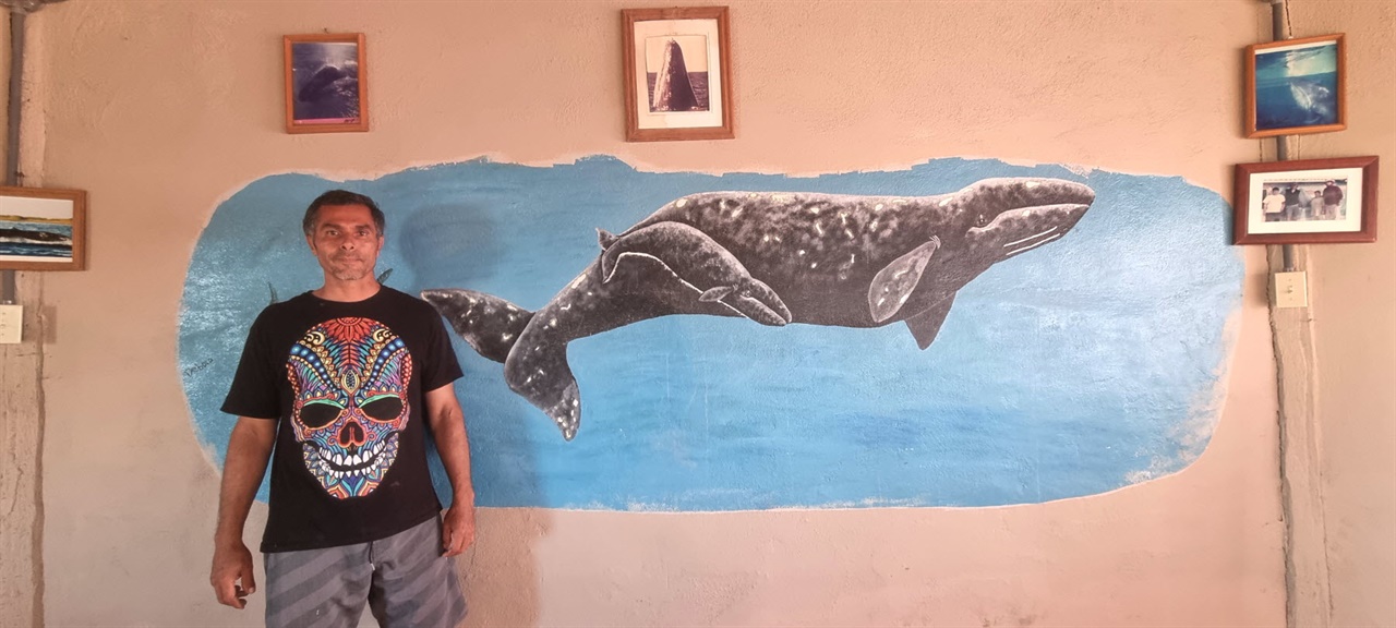 석호에서 15년째 고래를 만나고 있는 제라르도(Gerardo)와 회색고래 어미와 새끼 벽화