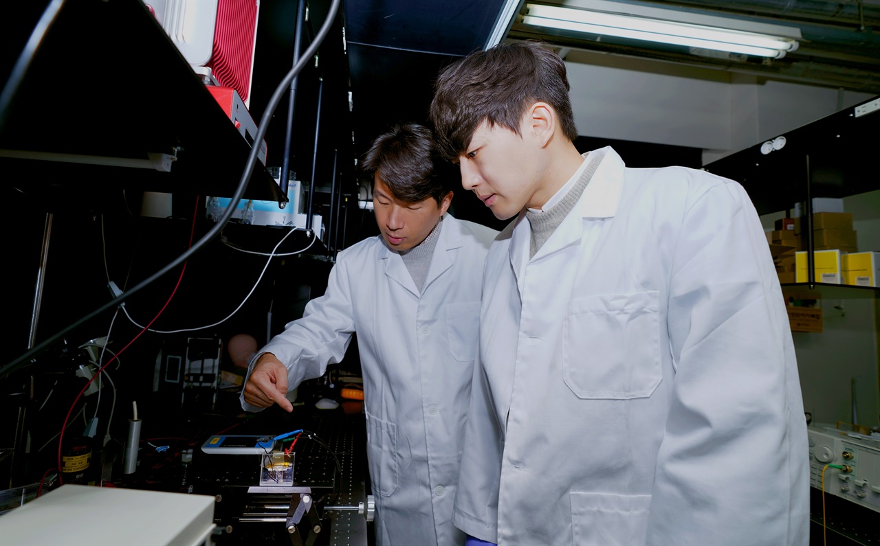 1V 이하 전압으로 광 변조 소자를 동작 중인 광주과학기술원(GIST) 연구진. 왼쪽부터 송영민 교수, 고주환 연구원.