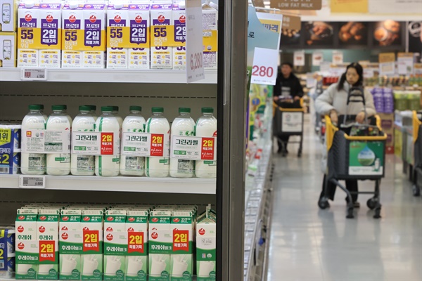 18일 서울 시내 대형마트에서 시민들이 우유를 고르고 있다. 지난해 우유 물가 상승률이 글로벌 금융위기 이후 14년 만에 최고를 기록했다. 이날 통계청 국가통계포털에 따르면 지난해 우유의 소비자물가지수는 118.13으로 전년 대비 9.9% 올랐다.