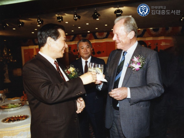 1989년 10월 25일 김대중이 개최한 빌리 브란트의 환영행사에서 만난 두 사람. 민주주의, 인권, 평화 등의 가치 실현을 위해 헌신한 세계적인 지도자인 두 사람은 서로를 존경했다. 