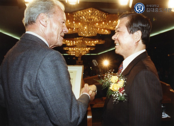 1989년 10월 25일 김대중이 개최한 빌리 브란트의 환영행사에서 만난 두 사람. 민주주의, 인권, 평화 등의 가치 실현을 위해 헌신한 세계적인 지도자인 두 사람은 서로를 존경했다. 