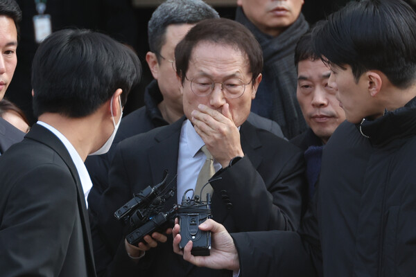 18일 해직교사 특별채용 관련 2심 판결 이후 기자들에게 답변하고  있는 조희연 교육감. © 연합뉴스