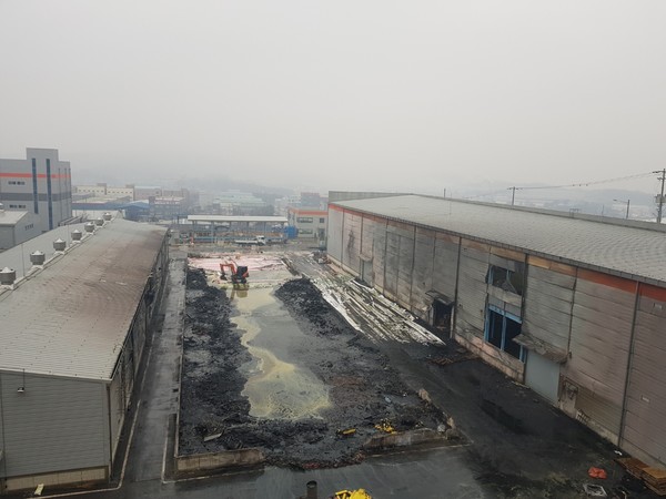 화재사고가 발생한 유해화학물질 보관 저장업체. 전소된 2동 양 옆으로도 창고가 있어 불이 번졌을 경우 대형사고의 위험이 있다. 
