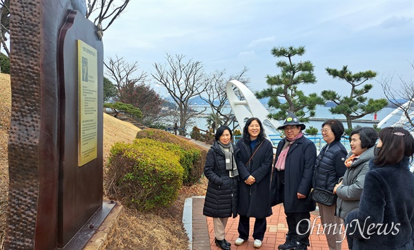 19일 오후 사천 청널공원에 세워져 있는 ‘범보 김인배 작가 문학동판’ 앞에서 추모행사가 열렸다.