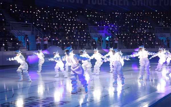  19일 오후 강원도 강릉시 스피드스케이트 경기장에서 열린 2024 강원 동계청소년올림픽 개회식에서 문화 공연이 펼쳐지고 있다.