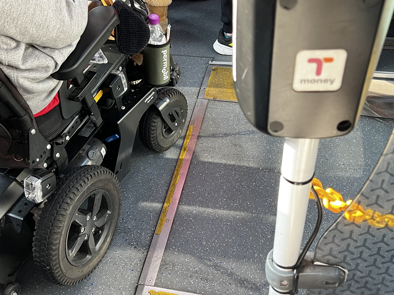 아이들은 저상버스가 익숙하지만 저상버스가 어떤 사람들을 위해 만들어졌는지는 잘 생각하지 못한다. 유아차나 휠체어가 이용하기 어려운 환경 탓이다. 2013년에 태어난 작은아이는 단 한 번도 시내버스에 탄 휠체어를 본 적이 없다고 한다. 
