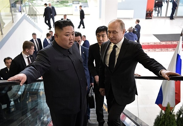 2023년 9월 13일 김정은 북한 국무위원장과 블라디미르 푸틴 러시아 대통령이 러시아 극동 아무르 지역 보스토치니 우주기지에서 만나 회담했다 