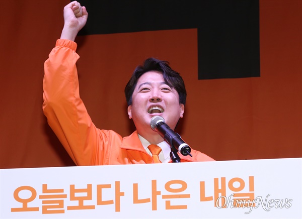 이준석 개혁신당 대표가 20일 오후 서울 여의도 국회 의원회관에서 열린 개혁신당 중앙당 창당대회에서 수락연설을 하며 주먹을 불끈 쥐어보이고 있다. 
