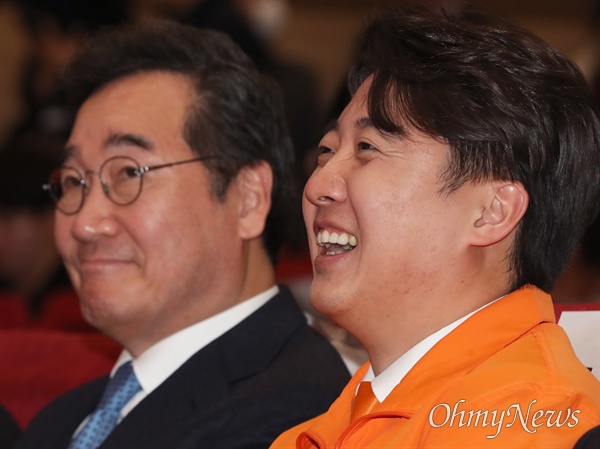 이준석 개혁신당 대표(오른쪽)와 이낙연 새로운미래 인재영입위원장이 20일 오후 서울 여의도 국회 의원회관에서 열린 개혁신당 중앙당 창당대회에 나란히 참석해 있다. 2024.1.20