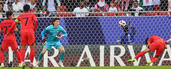 박용우의 자책골 20일(현지시간) 카타르 도하 앗수마마 스타디움에서 열린 2023 아시아축구연맹(AFC) 카타르 아시안컵 조별리그 E조 2차전 요르단과 한국의 경기. 한국 박용우가 자책골을 넣고 있다.