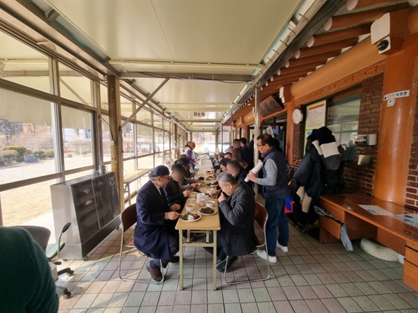 정월대보름을 맞아 활터에서 다함께 대보름 음식을 나눠 먹는 풍경 (서울 공항정 / 2023년 2월 5일 촬영)